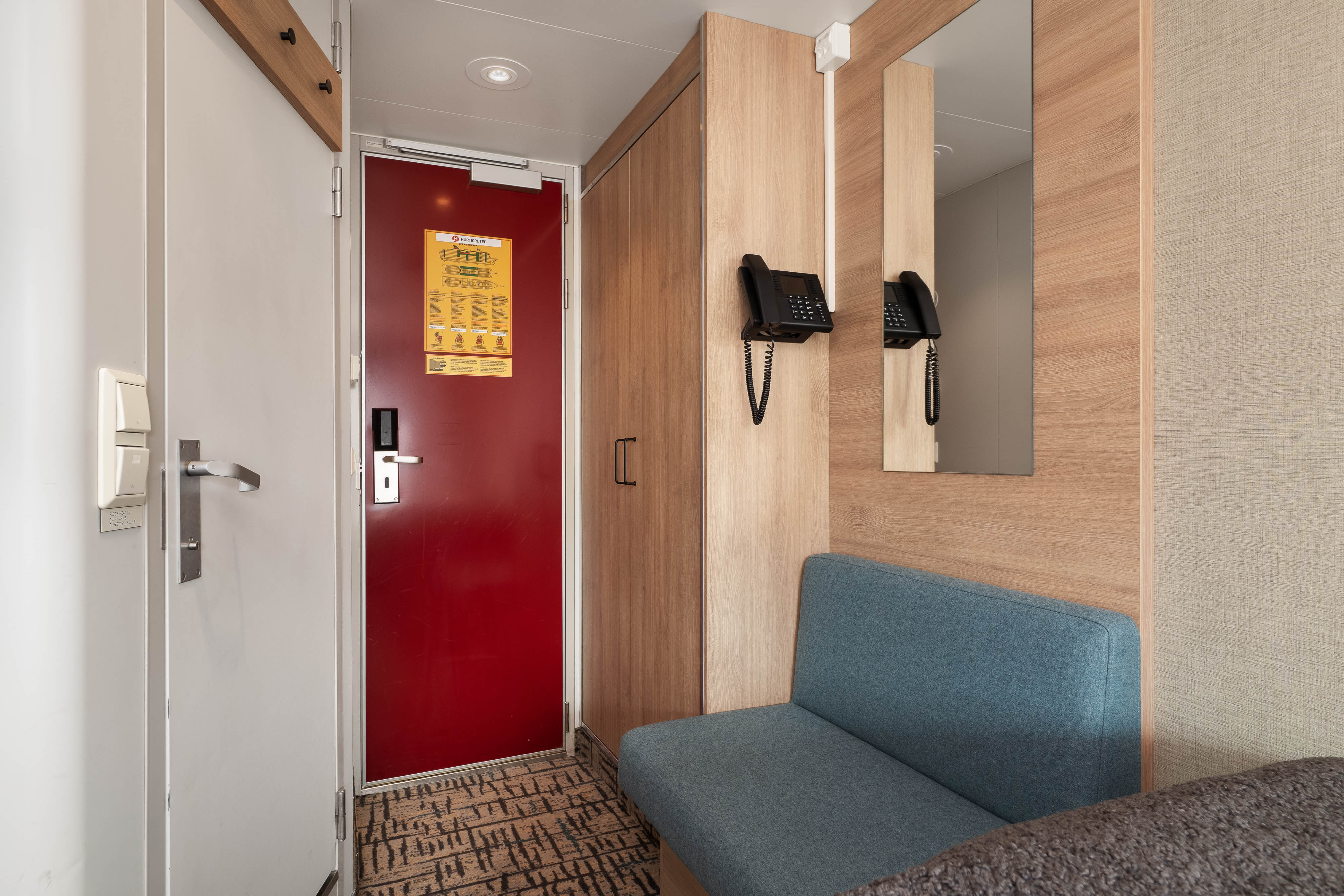Polar Outside | Twin on lower deck with window